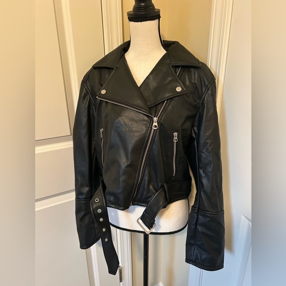 Divided Women's Black faux Leather Jacket with belt - Picture 2 of 5